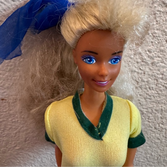 Vintage blonde hair blue eye Barbie - Picture 1 of 4
